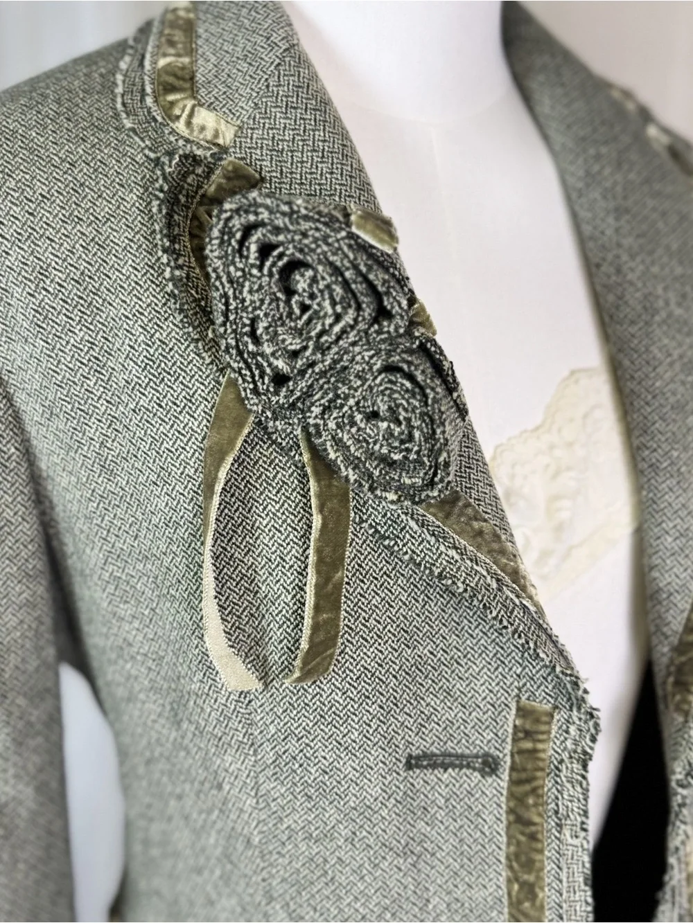 Banana Republic Wool Blazer w/ Velvet Trim + Floral Brooch tweed size 4 - Picture 3 of 14